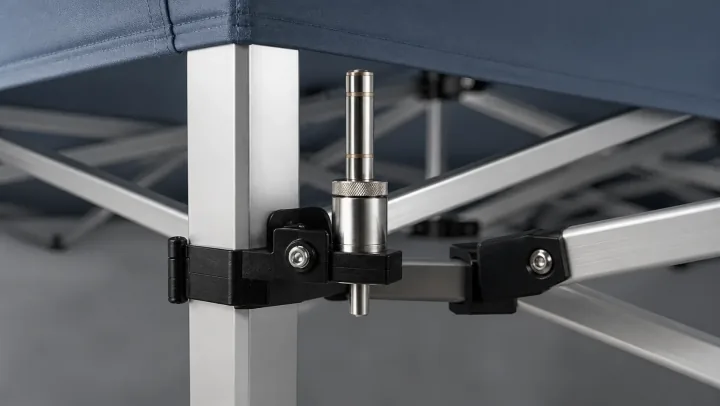 Tent frame corner with a flag connector fitted to the aluminum leg